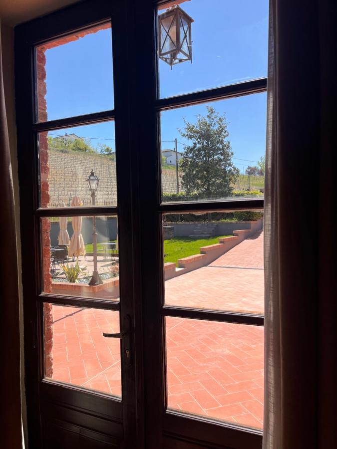 مبيت وإفطار Montegrosso dʼAsti Cascina La Badia الغرفة الصورة