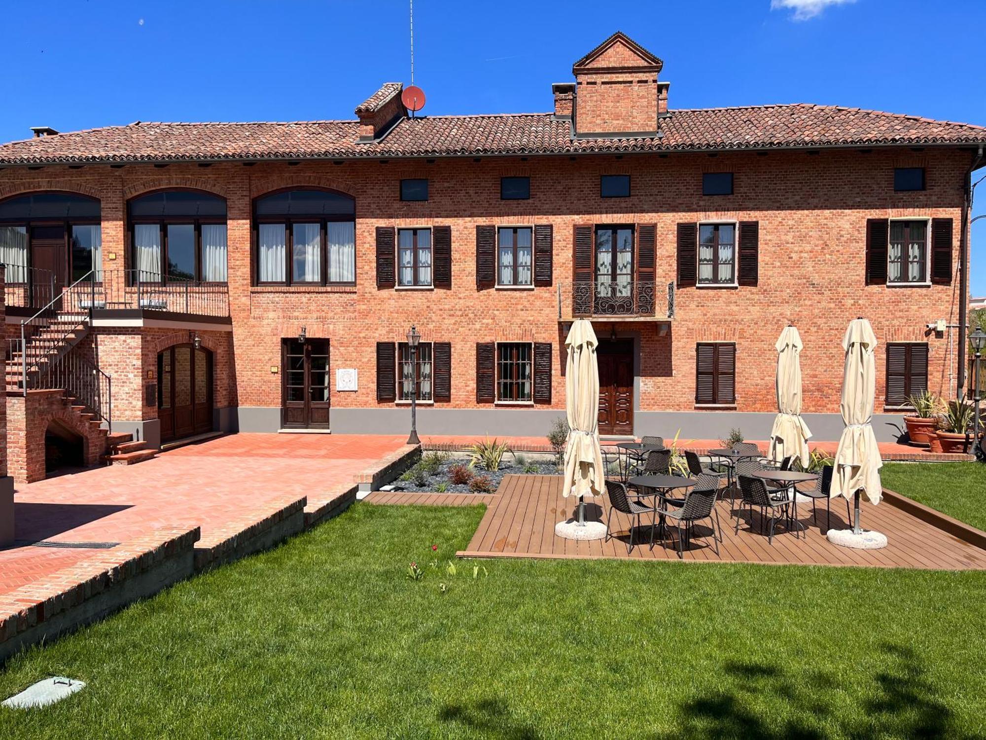 مبيت وإفطار Montegrosso dʼAsti Cascina La Badia المظهر الخارجي الصورة